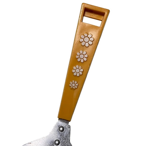 Vintage Travco Gourmet Cheese Slicer Gold Yellow Daisy Handle - Picture 3 of 7